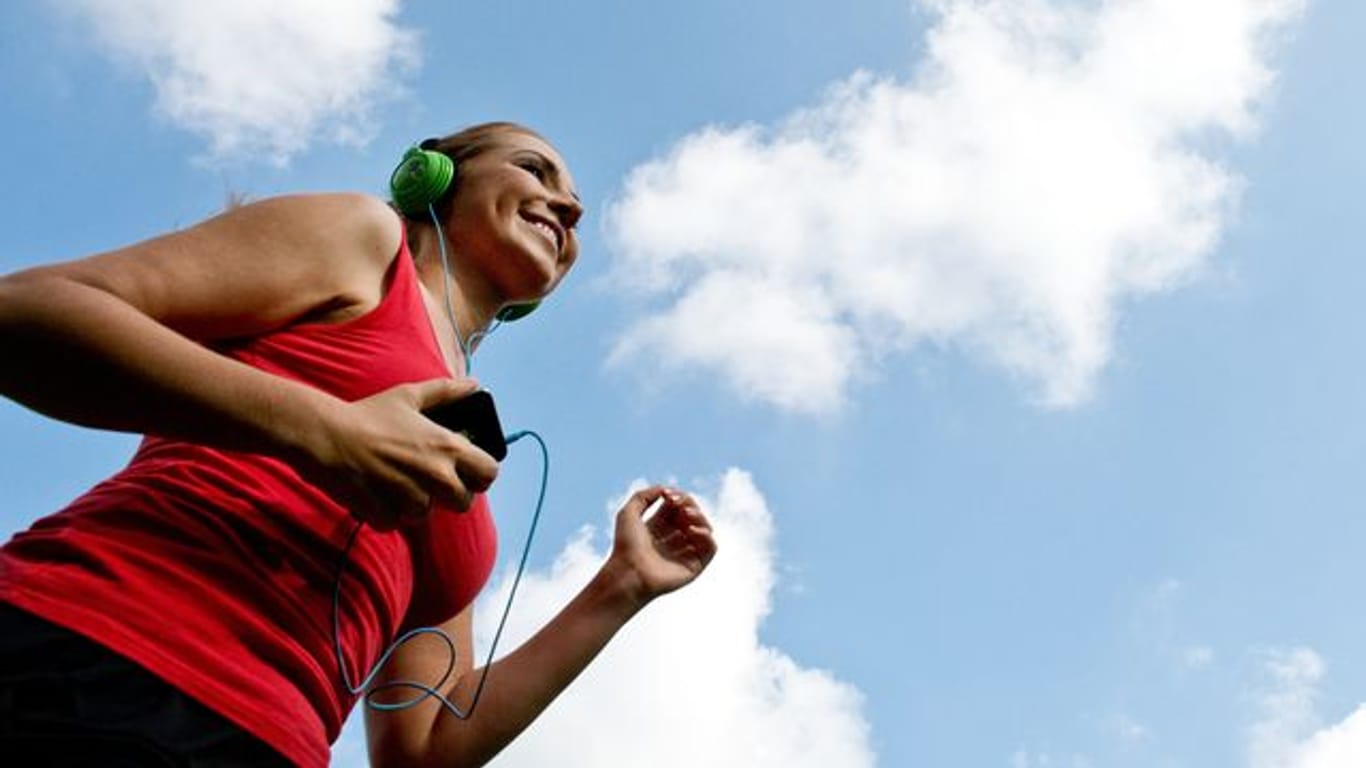 In-Ears mit Extra-Ohrhaltern oder leichte Bügelkopfhörer (Bild) sind gute Lösungen für den Sport.