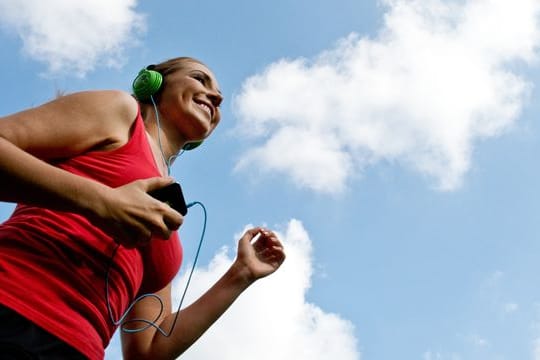 In-Ears mit Extra-Ohrhaltern oder leichte Bügelkopfhörer (Bild) sind gute Lösungen für den Sport.