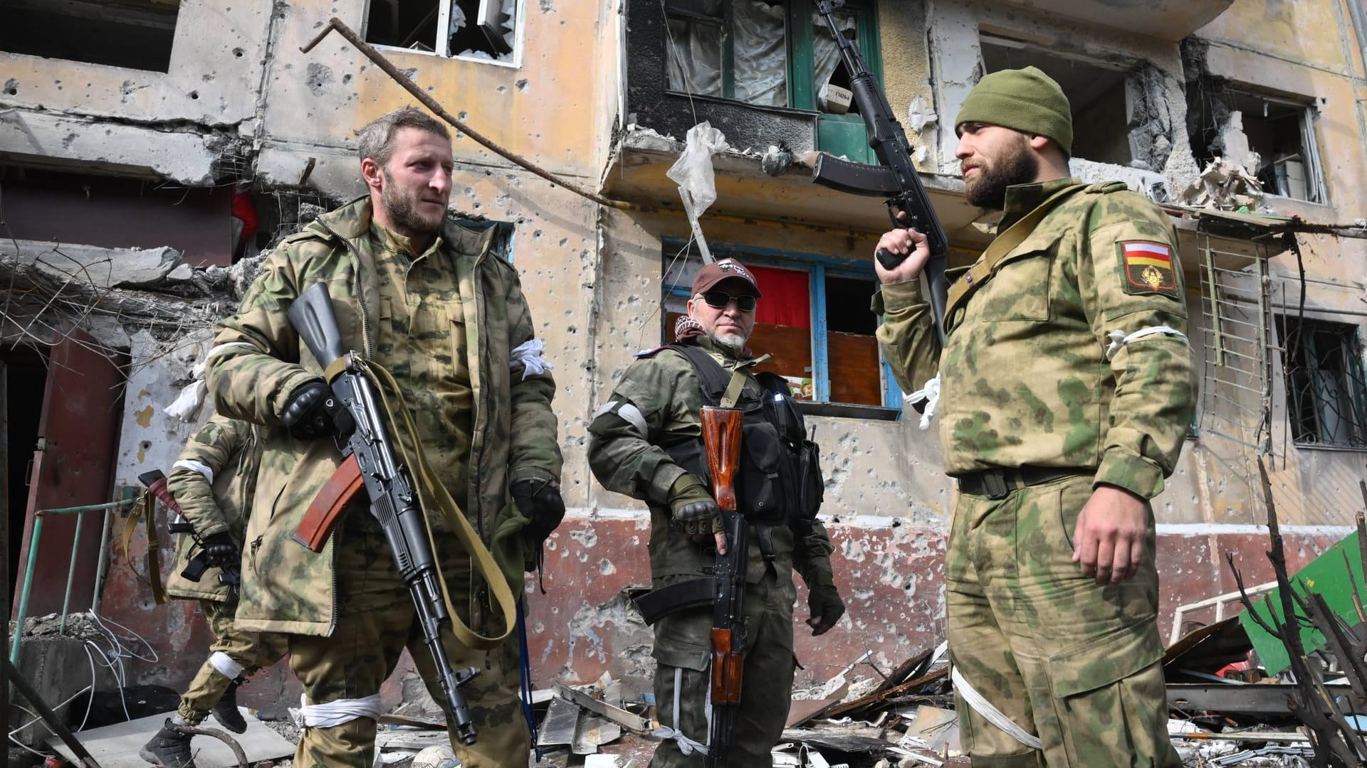 Prorussische Soldaten stehen vor zerstörten Häusern in Mariupol (Archivbild): Die Kämpfe im Osten des Landes dauern an.