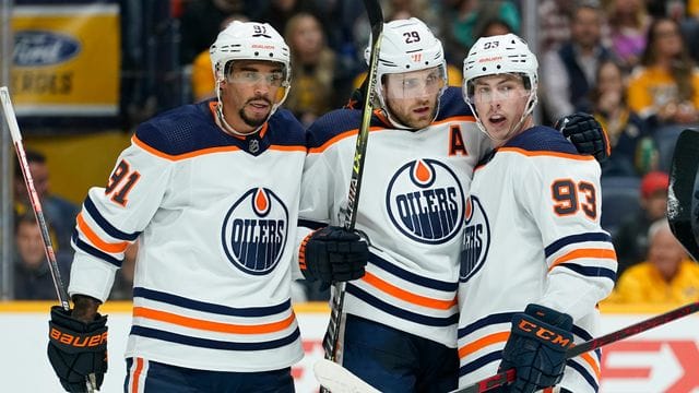 Leon Draisaitl (M) und seine Oilers treffen in der ersten Playoff-Runde auf Marco Sturm und die Los Angeles Kings.