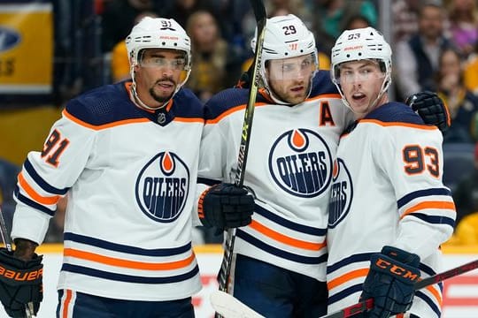 Leon Draisaitl (M) und seine Oilers treffen in der ersten Playoff-Runde auf Marco Sturm und die Los Angeles Kings.