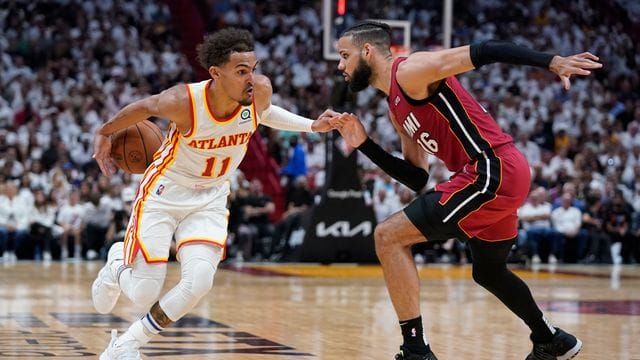 Hawks-Guard Trae Young (l) zieht gegen Heat-Forward Caleb Martin zum Korb.