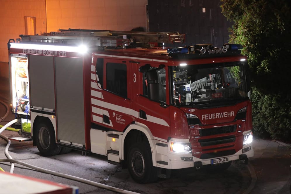 Ein Fahrzeug der Feuerwehr im nächtlichen Einsatz (Archivbild): In Krefeld schlugen Flammen aus einer Pizzeria.