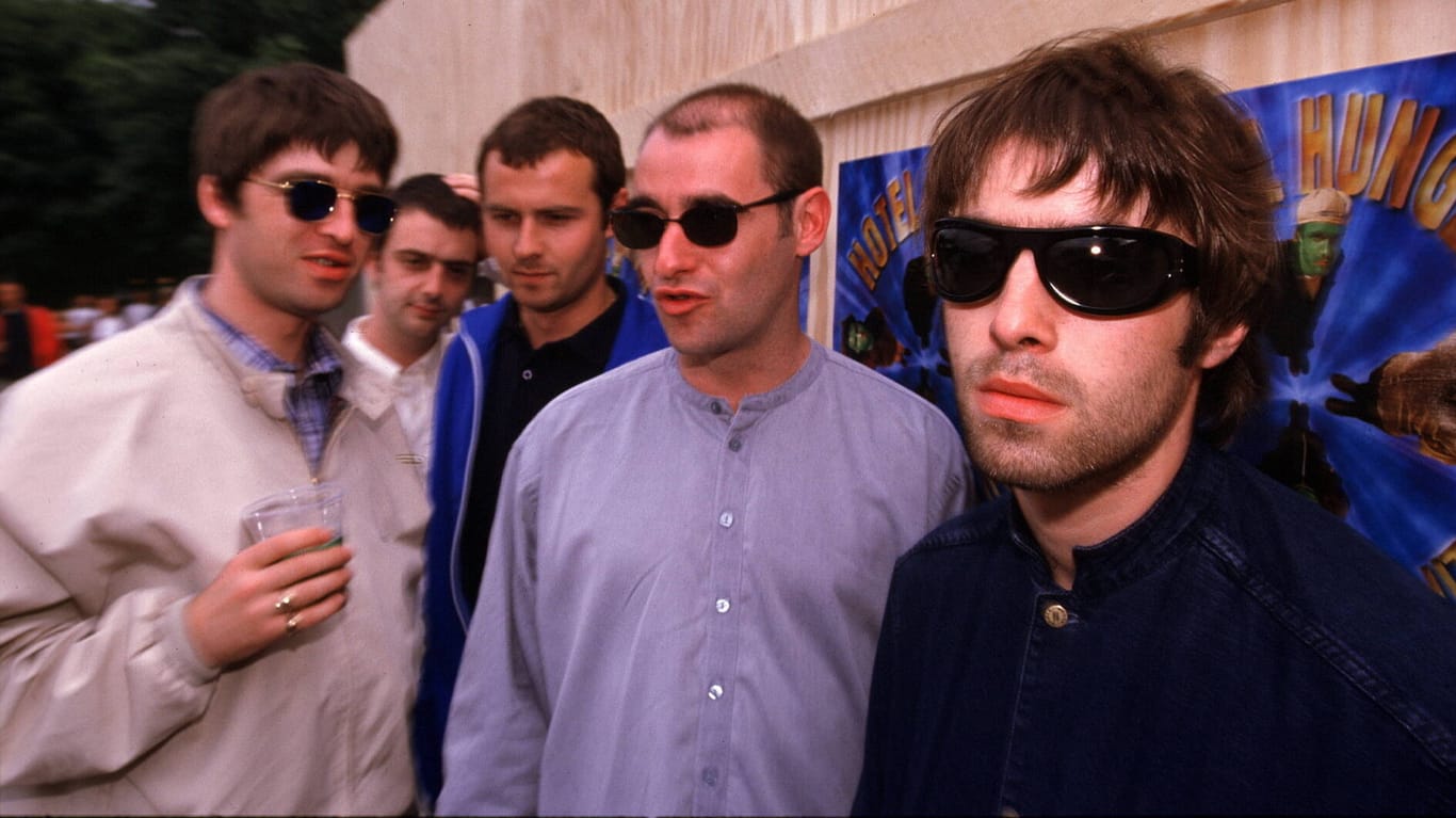 Oasis 1997: Bonehead (2. v.r.) zwischen den Gallager-Brüdern.