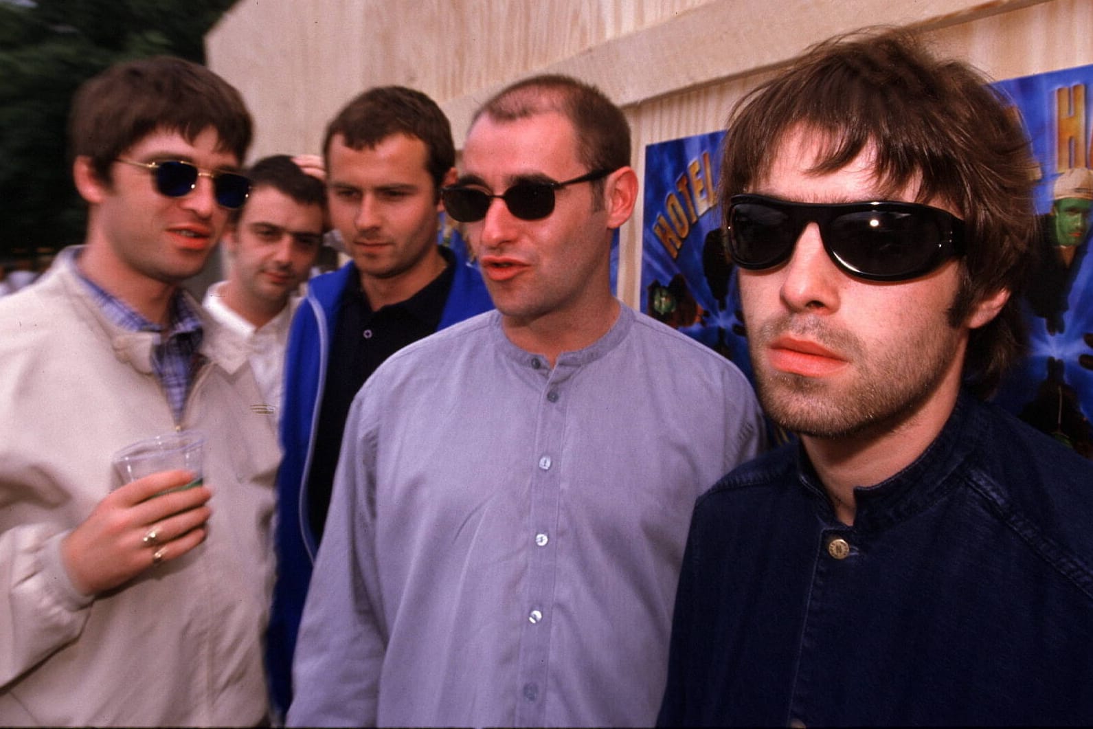 Oasis 1997: Bonehead (2. v.r.) zwischen den Gallager-Brüdern.