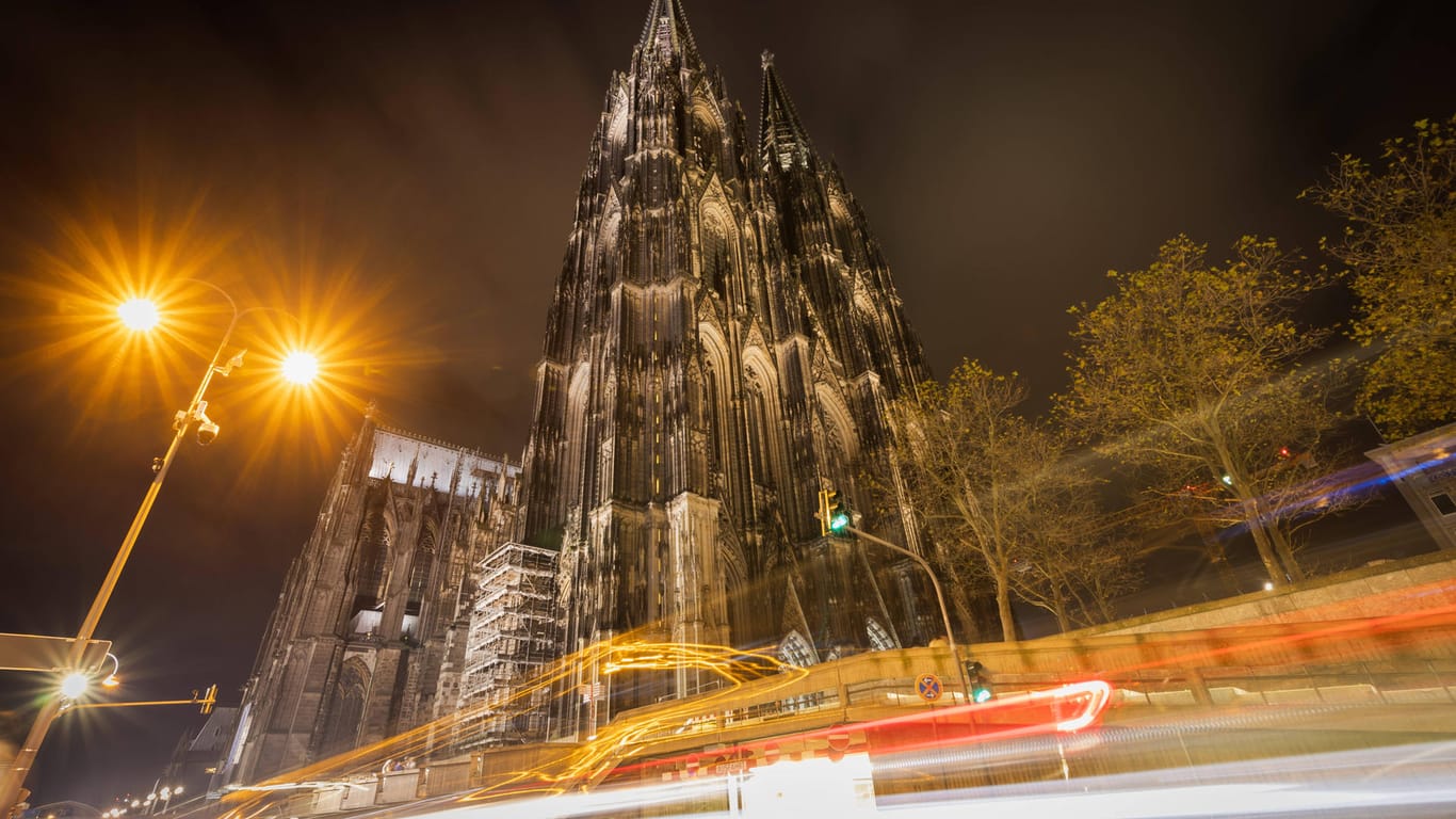 Kölner Dom bei Nacht (Symbolfoto): Das Erzbistum steht wegen mehrerer Skandale in der Kritik.
