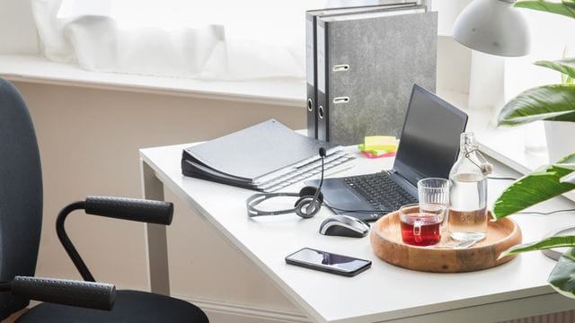 Erfordert der Job ein Arbeitszimmer oder tut er das nicht? Für die Ansetzbarkeit in der Steuererklärung spielt das keine Rolle. Erfordert der Job ein Arbeitszimmer oder tut er das nicht? Für die Ansetzbarkeit in der Steuererklärung spielt das keine Rolle.
