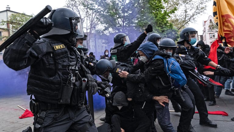 Demonstration am 1. Mai in Frankfurt (Archivbild): 2021 kam es zu schweren Auseinandersetzungen zwischen Demonstranten und der Polizei.