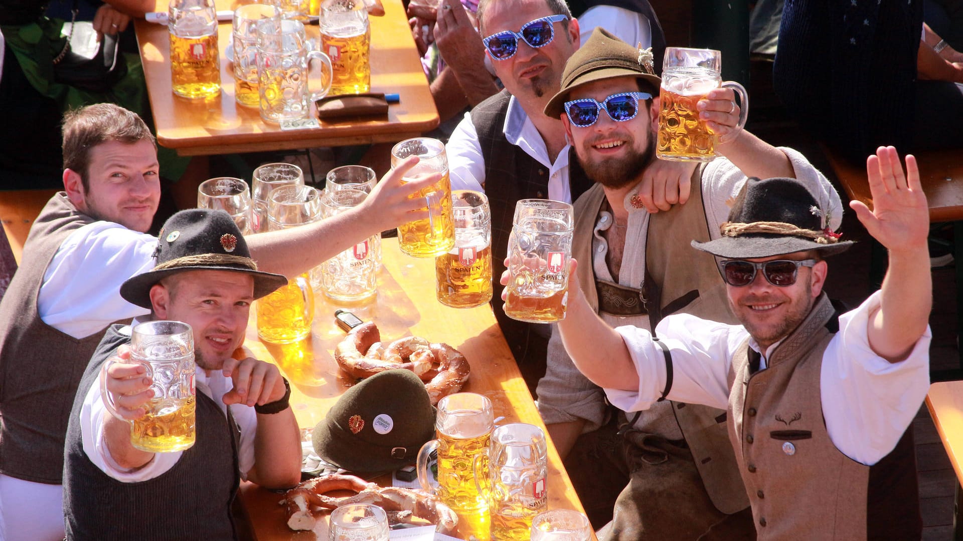 Gut gelaunte Oktoberfest-Besucher prosten in die Kamera (Archivbild): 2022 gibt es wieder Anlass zum Feiern auf der Theresienwiese, die Wiesn soll stattfinden. Gut gelaunte Oktoberfest-Besucher prosten in die Kamera (Archivbild): 2022 gibt es wieder Anlass zum Feiern auf der Theresienwiese, die Wiesn soll stattfinden.