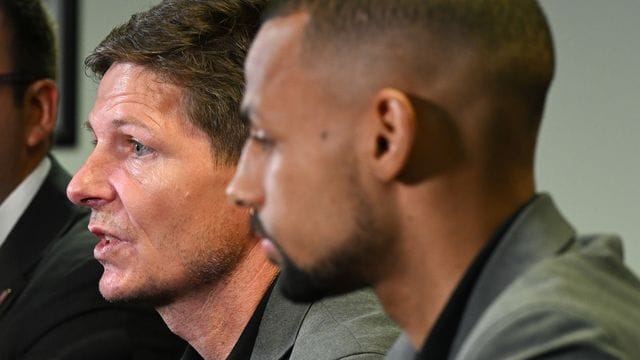 Frankfurts Cheftrainer Oliver Glasner (l) und Djibril Sow nehmen an der Pressekonferenz von Eintracht Frankfurt teil.