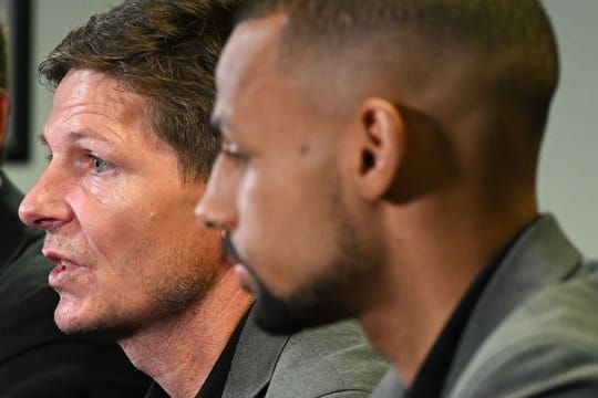 Frankfurts Cheftrainer Oliver Glasner (l) und Djibril Sow nehmen an der Pressekonferenz von Eintracht Frankfurt teil.