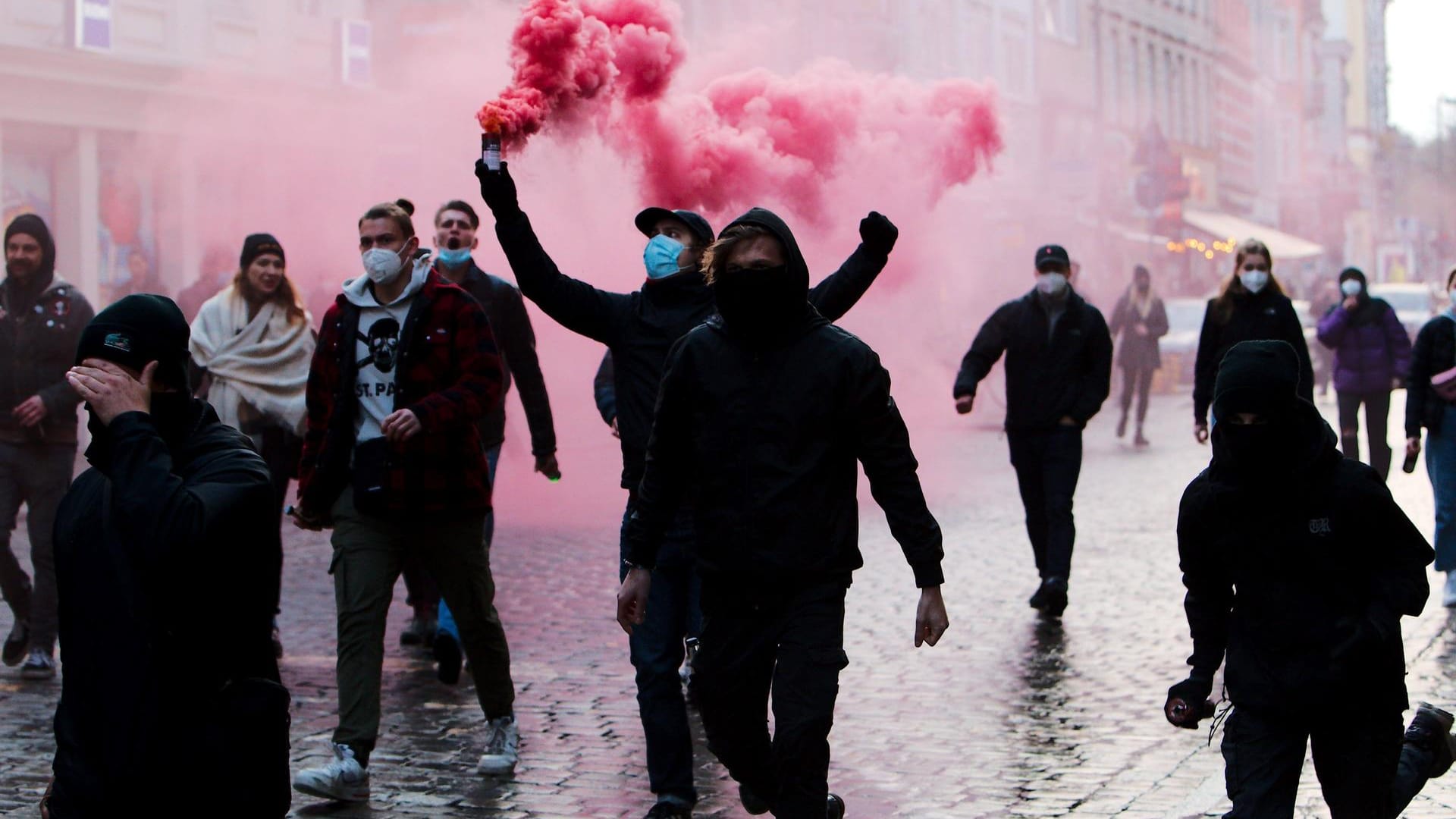 Demonstrierende am 1. Mai in Hamburg (Archivbild): Im vergangenen Jahr kam aus zu Auseinandersetzungen mit der Polizei. Demonstrierende am 1. Mai in Hamburg (Archivbild): Im vergangenen Jahr kam aus zu Auseinandersetzungen mit der Polizei.