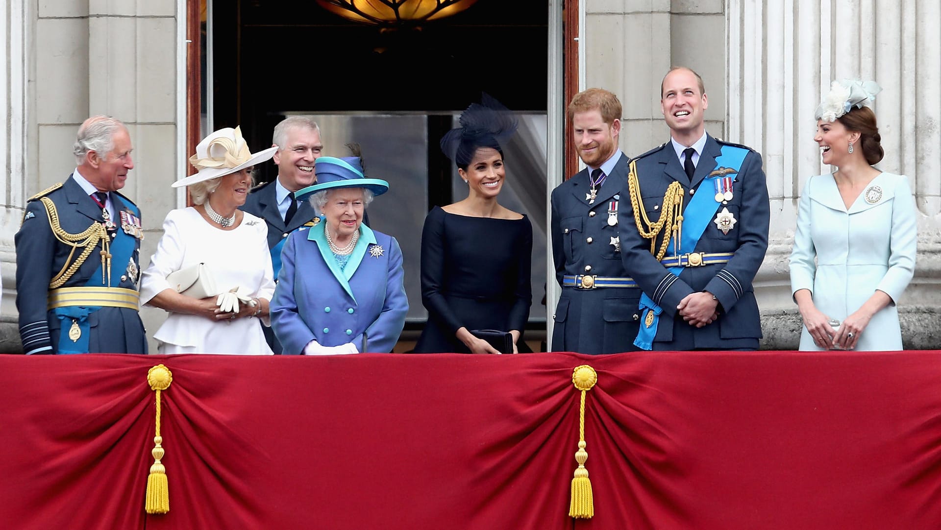 Mitglieder der Royal Family: Prinz Charles, Herzogin Camilla, Prinz Andrew, Queen Elizabeth II., Herzogin Meghan, Prinz Harry, Prinz William und Herzogin Kate.