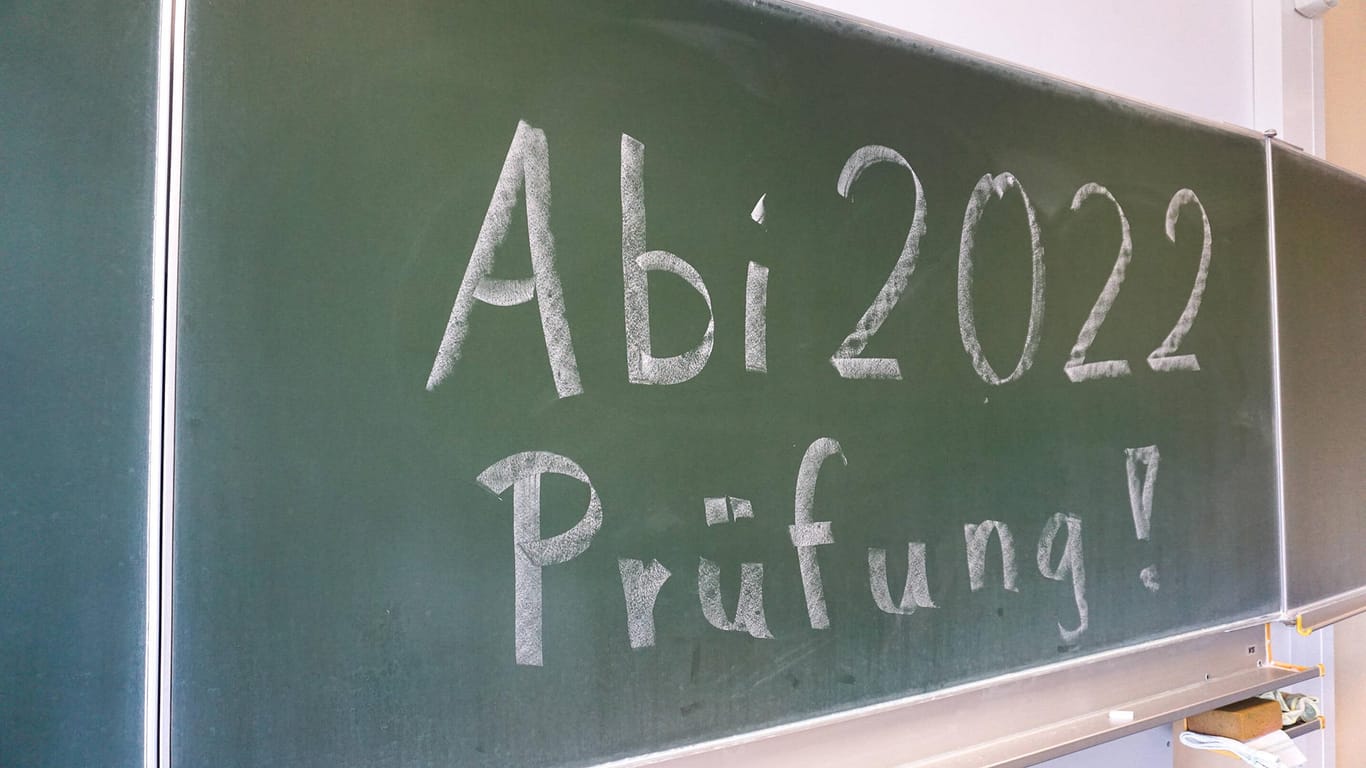 "Abi 2022 Prüfung!"- Kreideschriftzug an einer Tafel (Symbolbild): In Bayern sind die schriftlichen Prüfungen gestartet.