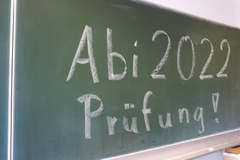 "Abi 2022 Prüfung!"- Kreideschriftzug an einer Tafel (Symbolbild): In Bayern sind die schriftlichen Prüfungen gestartet.
