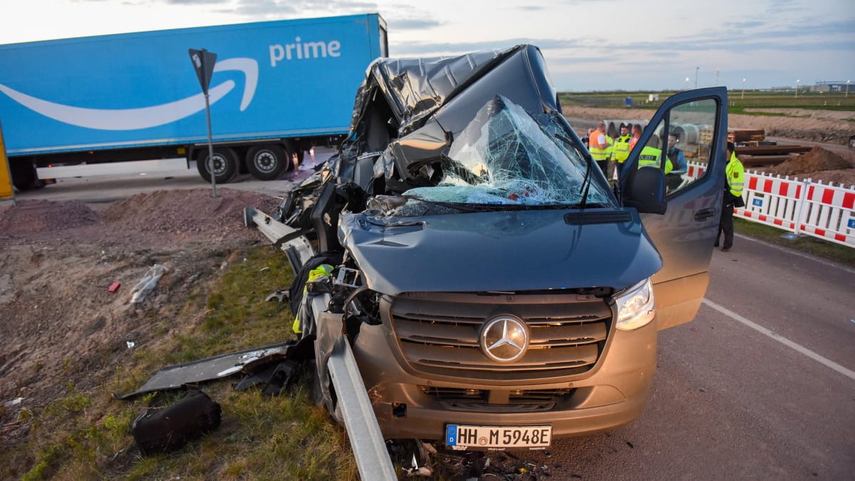 Beifahrerseite komplett wegrasiert: Der Kurierfahrer krachte ungebremst in das Heck des Lkw.