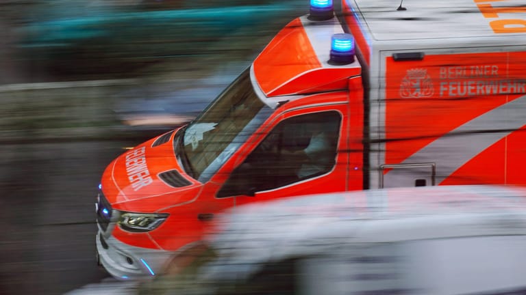 Ein Rettungswagen der Berliner Feuerwehr im Einsatz (Symbolbild): Der Verletzte musste notoperiert werden.