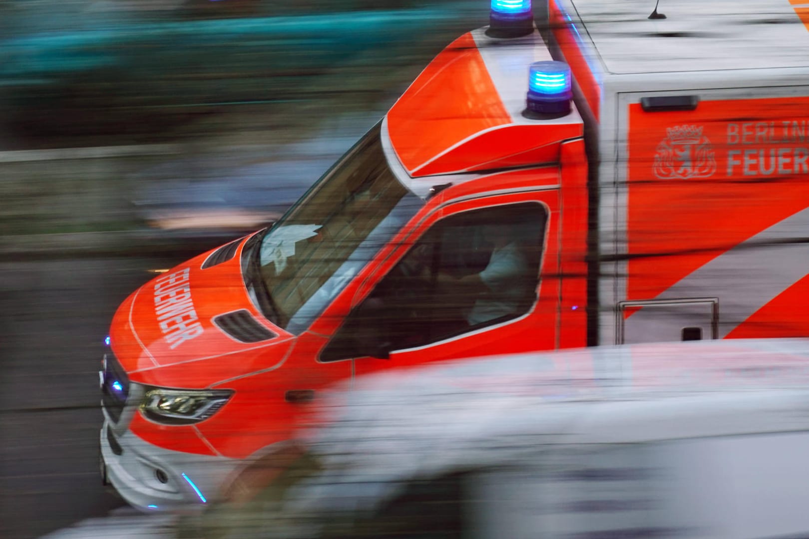 Ein Rettungswagen der Berliner Feuerwehr im Einsatz (Symbolbild): Der Verletzte musste notoperiert werden.