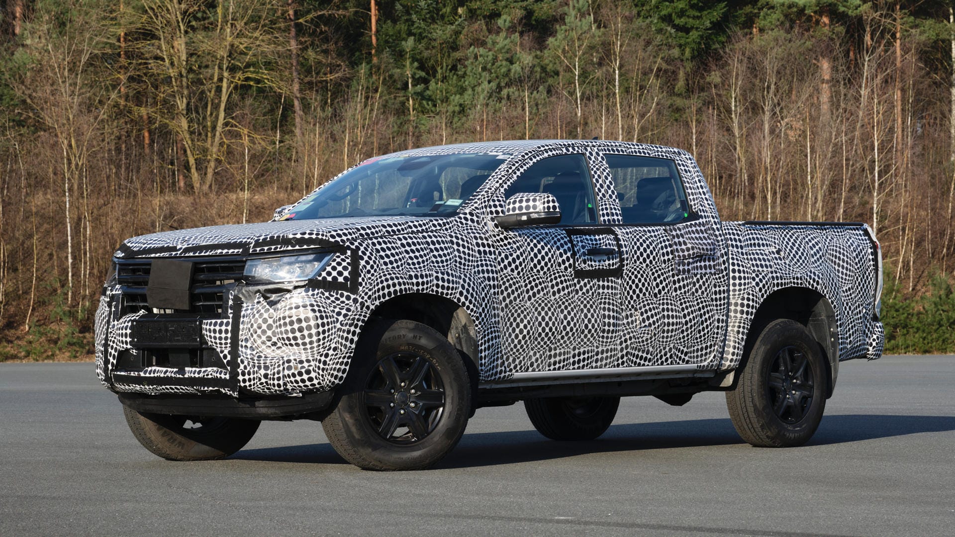 Im Tarnanzug: Ganz zeigen will VW die neue Generation des Pick-ups Amarok aber noch im Sommer.