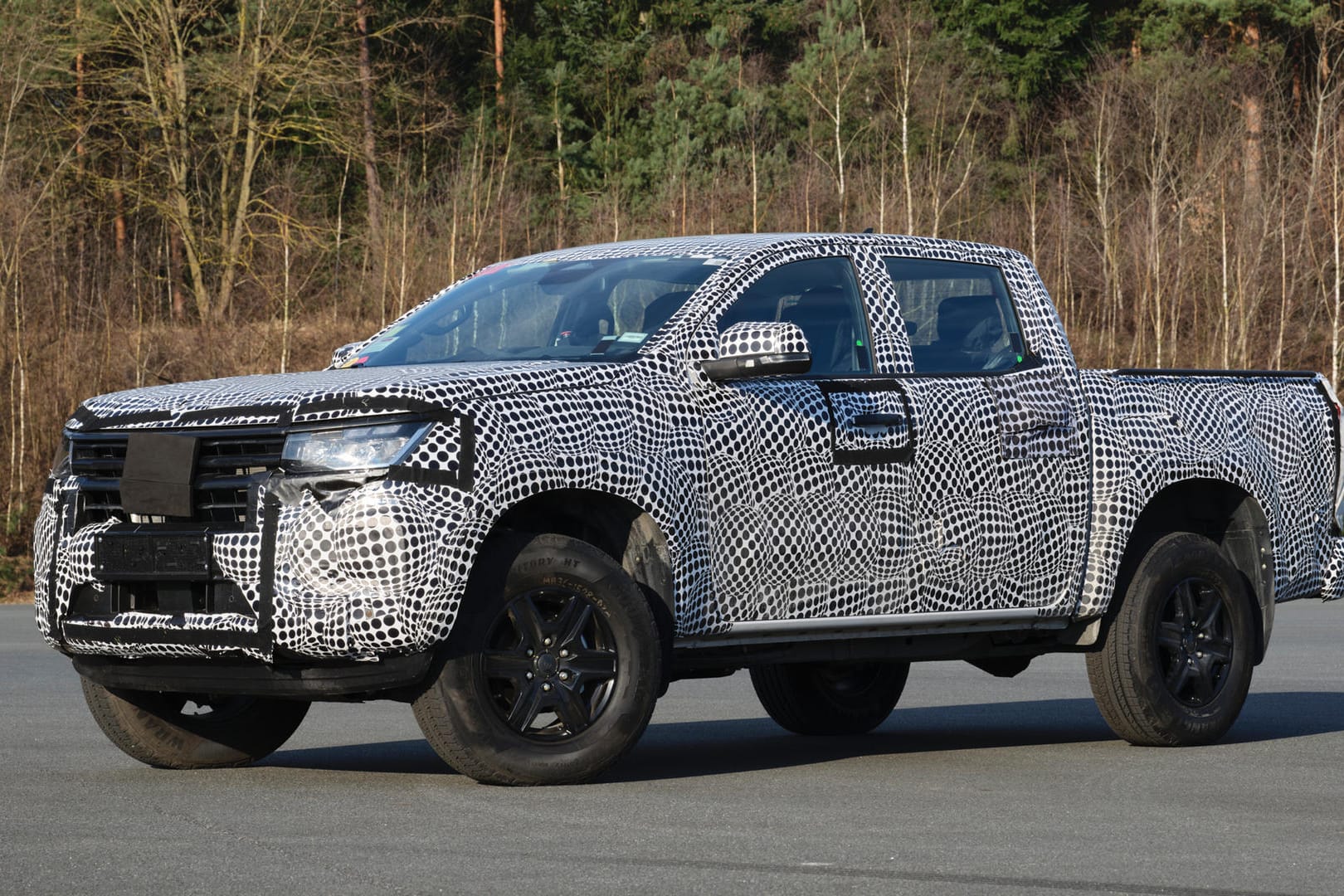 Im Tarnanzug: Ganz zeigen will VW die neue Generation des Pick-ups Amarok aber noch im Sommer.