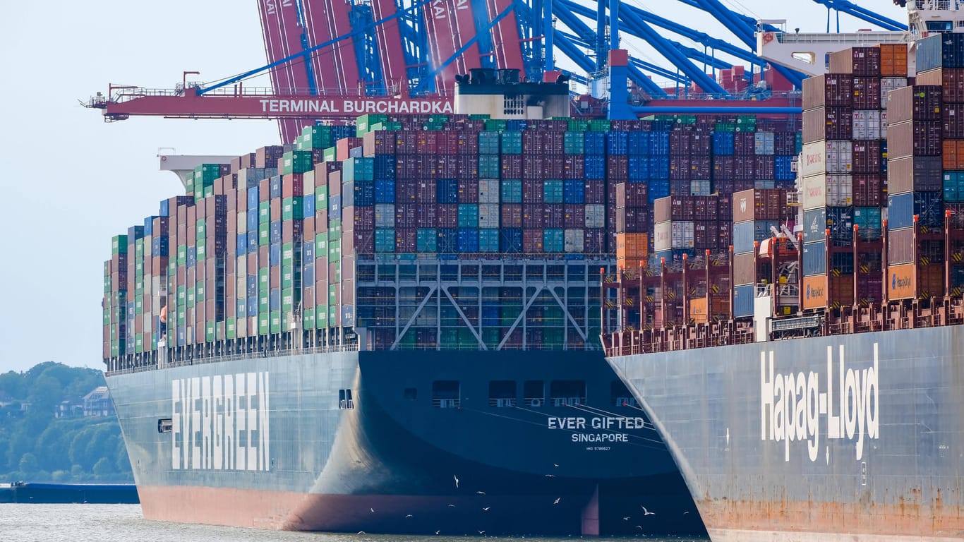 Containerschiffe liegen im Hamburger Hafen (Archivbild): Mehrere Schiffe warten noch darauf, in den Hafen einlaufen zu können.