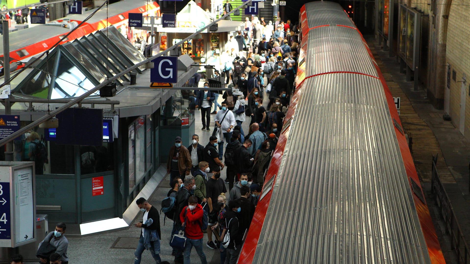 Überfüllter Bahnsteig am Hamburger Hauptbahnhof (Archivbild): ab 2027 soll die S32 Entlastung bringen. Überfüllter Bahnsteig am Hamburger Hauptbahnhof (Archivbild): ab 2027 soll die S32 Entlastung bringen.