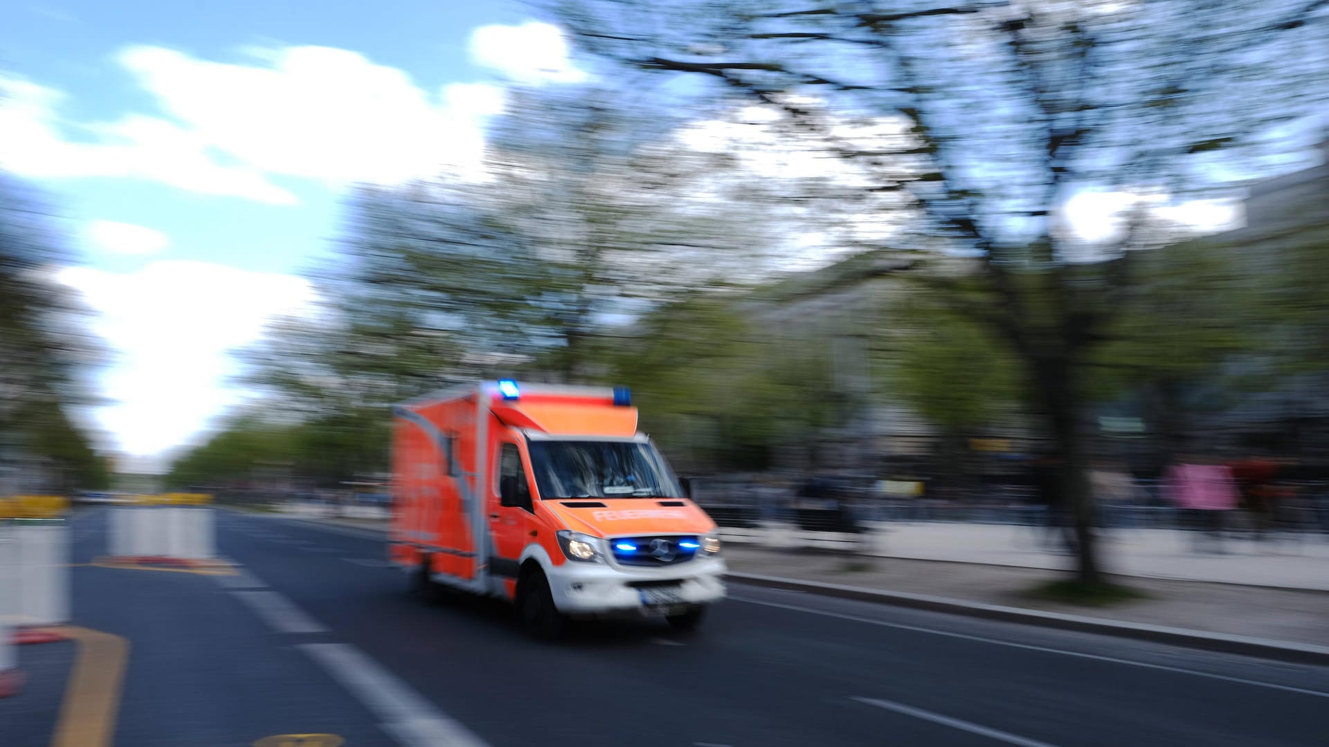 Rettungswagen der Berliner Feuerwehr mit Blaulicht unterwegs in Berlin (Symbolbild): Beim Versuch, einem Tier auszuweichen, kam es zu einem Verkehrsunfall mit zwei Verletzten. Rettungswagen der Berliner Feuerwehr mit Blaulicht unterwegs in Berlin (Symbolbild): Beim Versuch, einem Tier auszuweichen, kam es zu einem Verkehrsunfall mit zwei Verletzten.