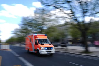 Rettungswagen der Berliner Feuerwehr mit Blaulicht unterwegs in Berlin (Symbolbild): Beim Versuch, einem Tier auszuweichen, kam es zu einem Verkehrsunfall mit zwei Verletzten.