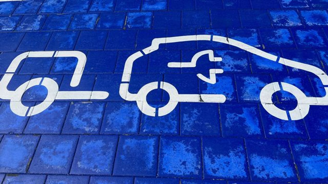 Ein Symbol für Elektro-Autos an einer Ladestation in Petersberg.
