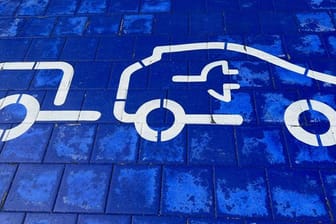 Ein Symbol für Elektro-Autos an einer Ladestation in Petersberg.