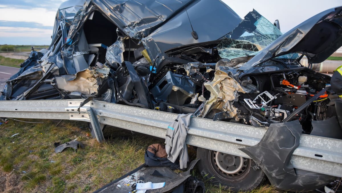 Völlig zerstörter Amazon-Transporter: Der Fahrer konnte sich nur leicht verletzt befreien Völlig zerstörter Amazon-Transporter: Der Fahrer konnte sich nur leicht verletzt befreien