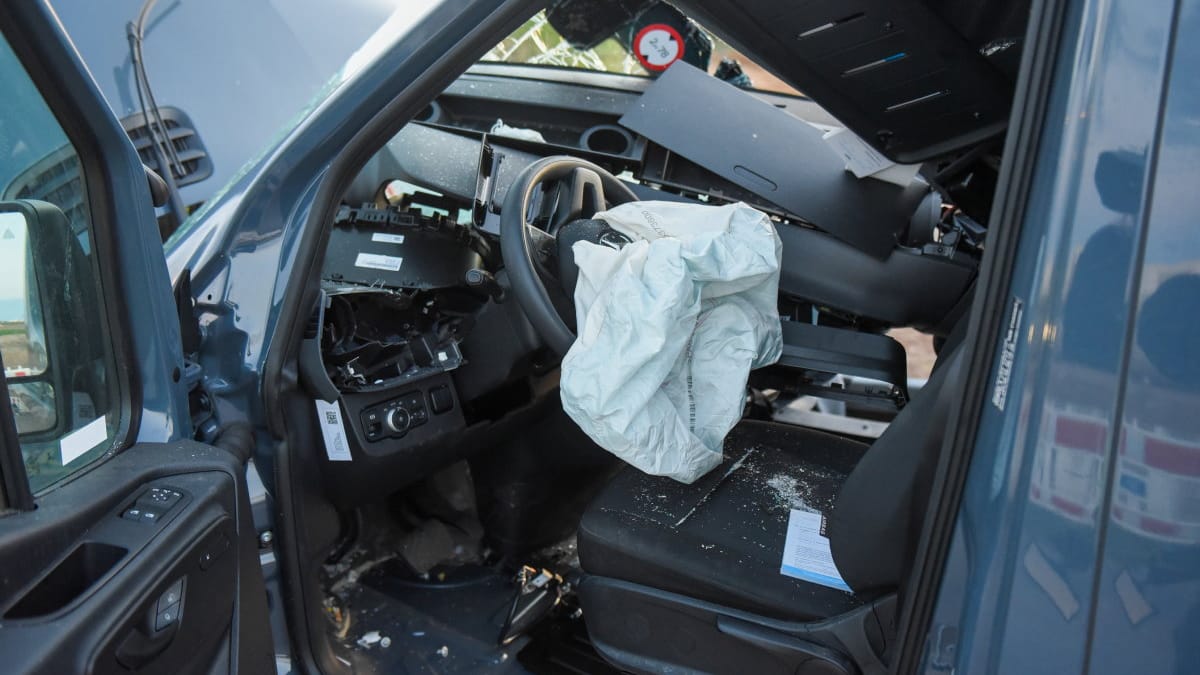 Zerstörte Fahrerkabine: Nur Zentimeter trennten den Unfallfahrer vom sicheren Tod.