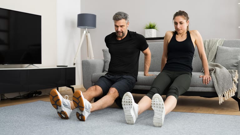 Dips: Beim Training zu Hause können Sie mit dieser Übung die Oberarmmuskeln gezielt stärken.