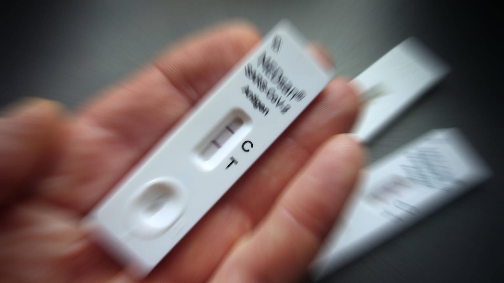 Positives Ergebnis nach Antigen Schnelltest (Symbolbild): Der Reinickendorfer Amtsarzt Patrick Larscheid sieht die geplante Verkürzung der Isolationsfrist bei einer Corona-Infektion kritisch. Positives Ergebnis nach Antigen Schnelltest (Symbolbild): Der Reinickendorfer Amtsarzt Patrick Larscheid sieht die geplante Verkürzung der Isolationsfrist bei einer Corona-Infektion kritisch.