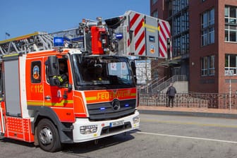 Ein Fahrzeug der Hamburger Feuerwehr auf Einsatzfahrt mit Blaulicht (Archivbild): Ein Mann wollte sich nicht aus seiner brennenden Wohnung retten lassen.