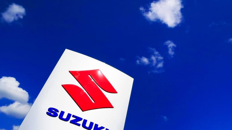 Logo von Suzuki (Symbolbild): Das Unternehmen wird Abgas-Betrügereien verdächtigt.