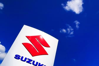 Logo von Suzuki (Symbolbild): Das Unternehmen wird Abgas-Betrügereien verdächtigt.