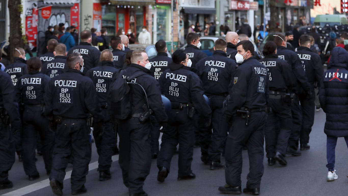 Polizeiaufgebot bei einer 1. Mai-Demonstration in Berlin (Archivbild): Die Polizei rechnet mit Gewaltbereitschaft.
