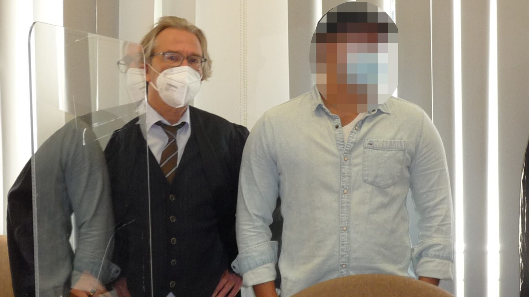 Der Angeklagte (r.) mit seinem Verteidiger Arno Dhein. Zusätzlich vertritt ihn jetzt Martin Bücher von der Kanzlei Birkenstock.