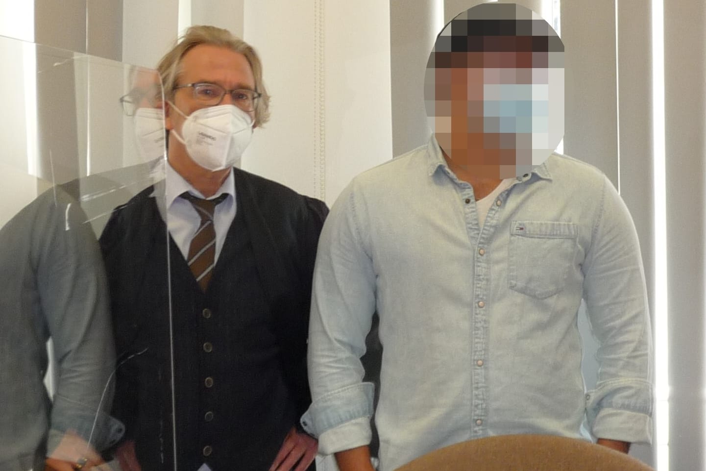 Der Angeklagte (r.) mit seinem Verteidiger Arno Dhein. Zusätzlich vertritt ihn jetzt Martin Bücher von der Kanzlei Birkenstock.