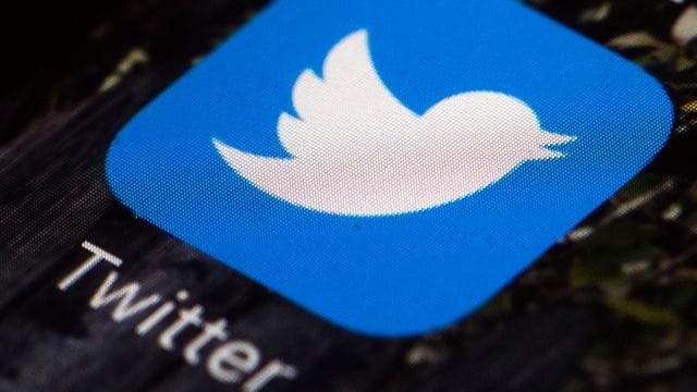 Das Twitter-Symbol wird auf einem Mobiltelefon angezeigt.