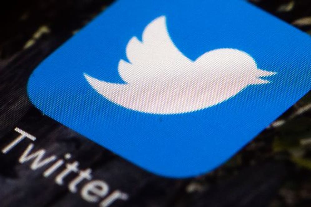 Das Twitter-Symbol wird auf einem Mobiltelefon angezeigt.