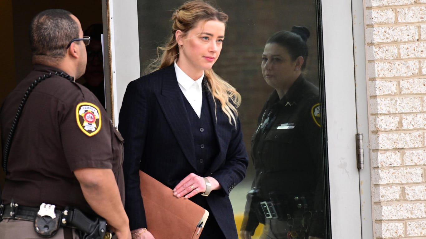 Amber Heard: Hier ist die Schauspielerin vor dem Gerichtsgebäude in Fairfax, Virginia zu sehen.