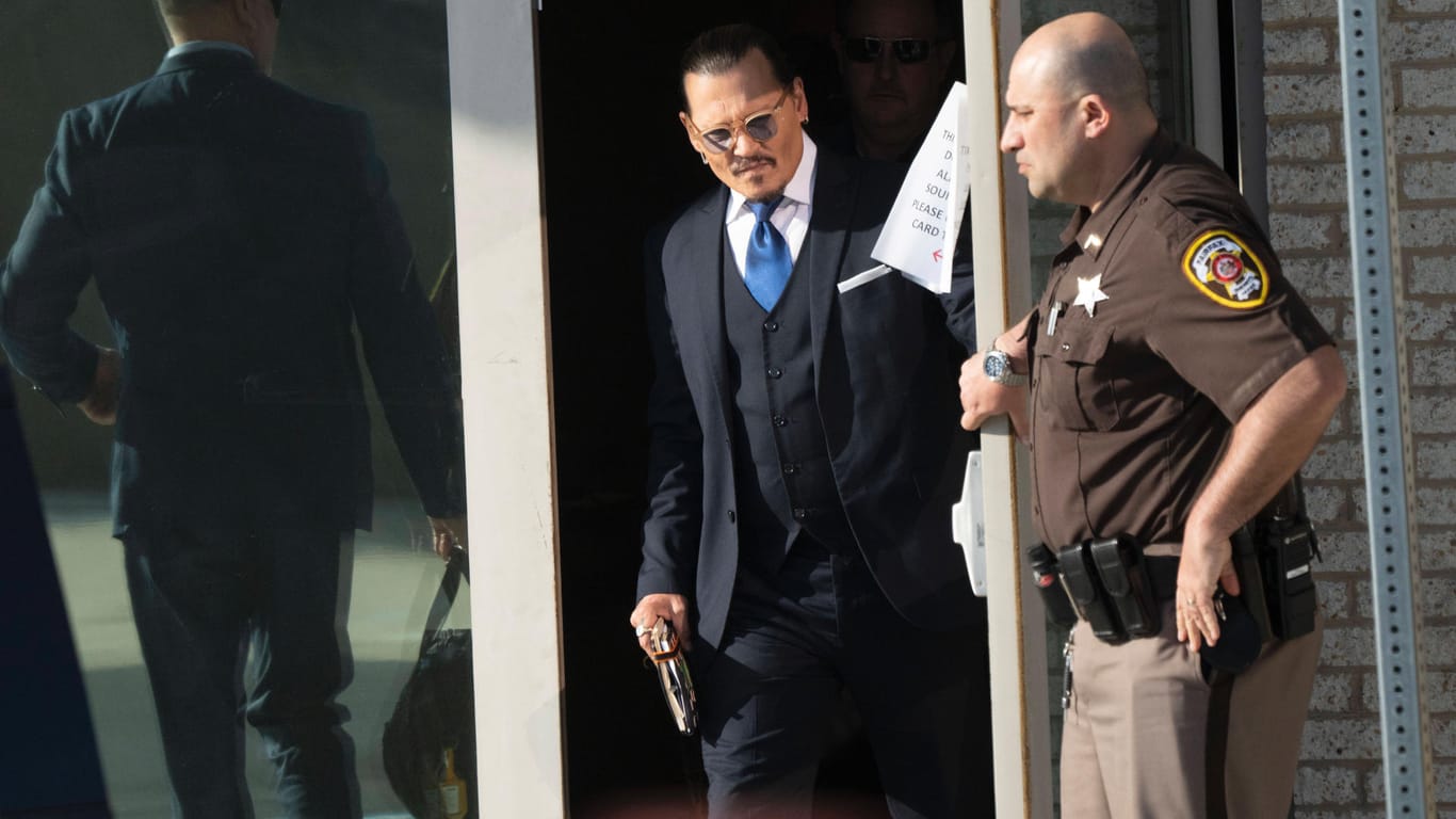 Johnny Depp: Der Schauspieler verlässt auf dem Foto am 25. April 2022 das Gerichtsgebäude in Fairfax, Virginia.