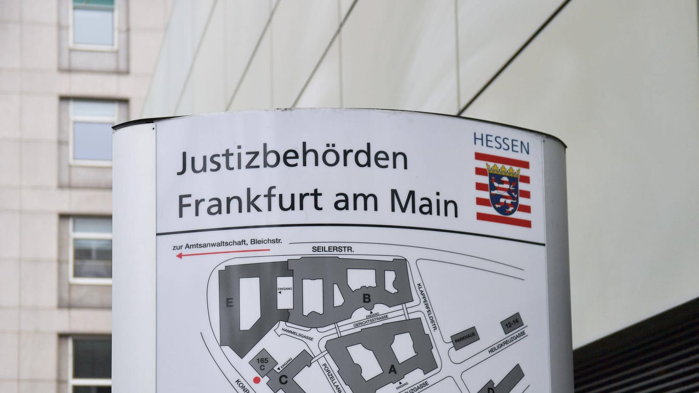 Hinweistafel der Justizbehörden Frankfurt am Main (Archivbild): Die Ermittlungen zur Korruption in der Justiz stehen kurz vor dem Abschluss.