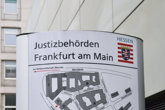 Hinweistafel der Justizbehörden Frankfurt am Main (Archivbild): Die Ermittlungen zur Korruption in der Justiz stehen kurz vor dem Abschluss.