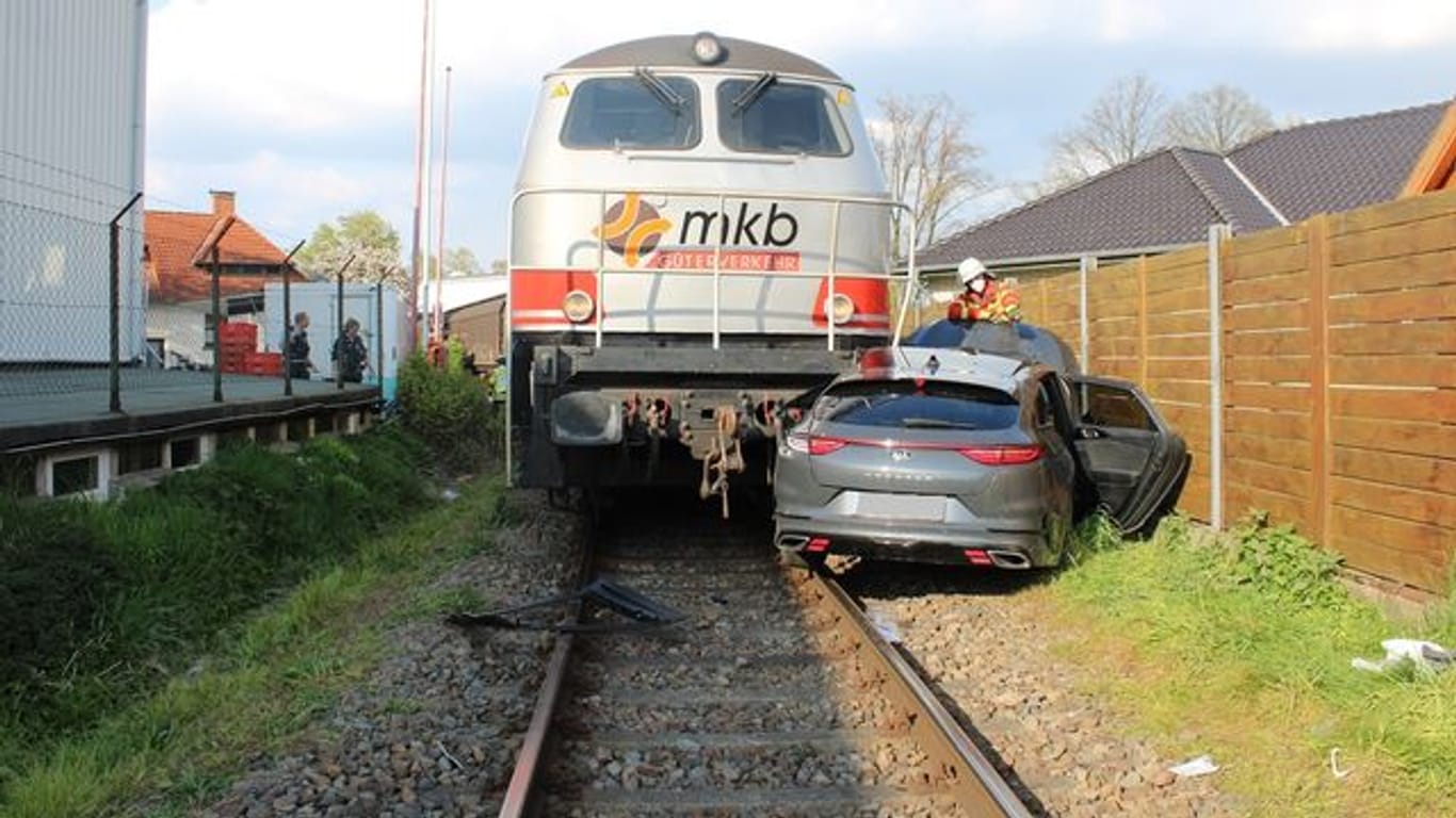 Kollision zwischen Auto und Güterzug
