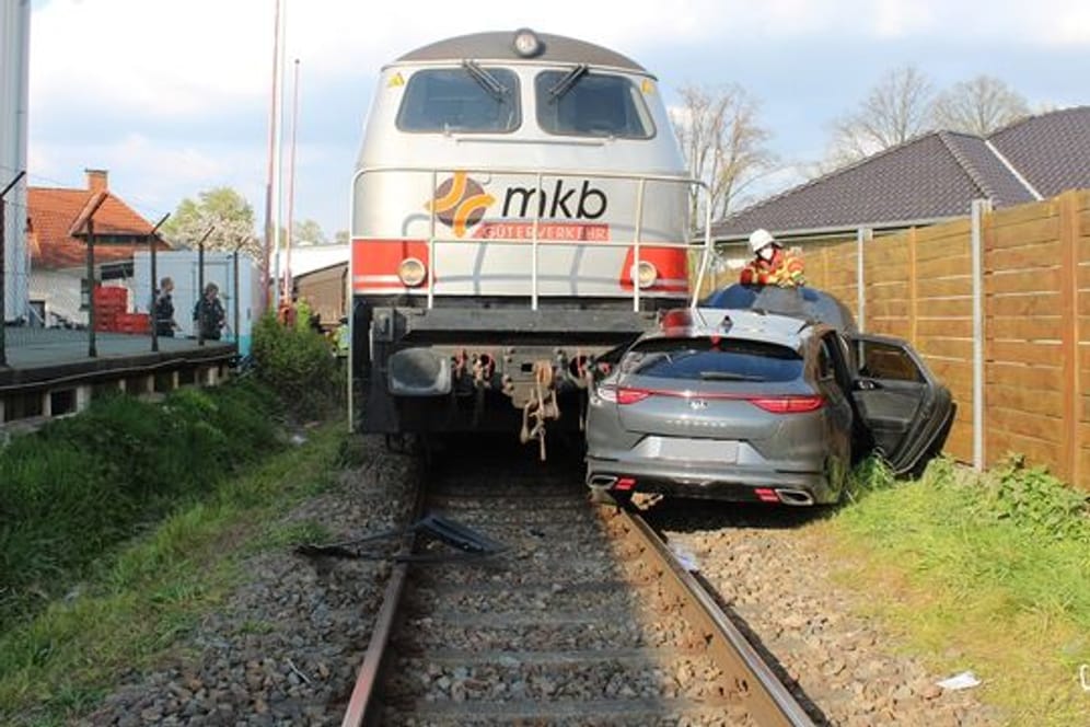 Kollision zwischen Auto und Güterzug
