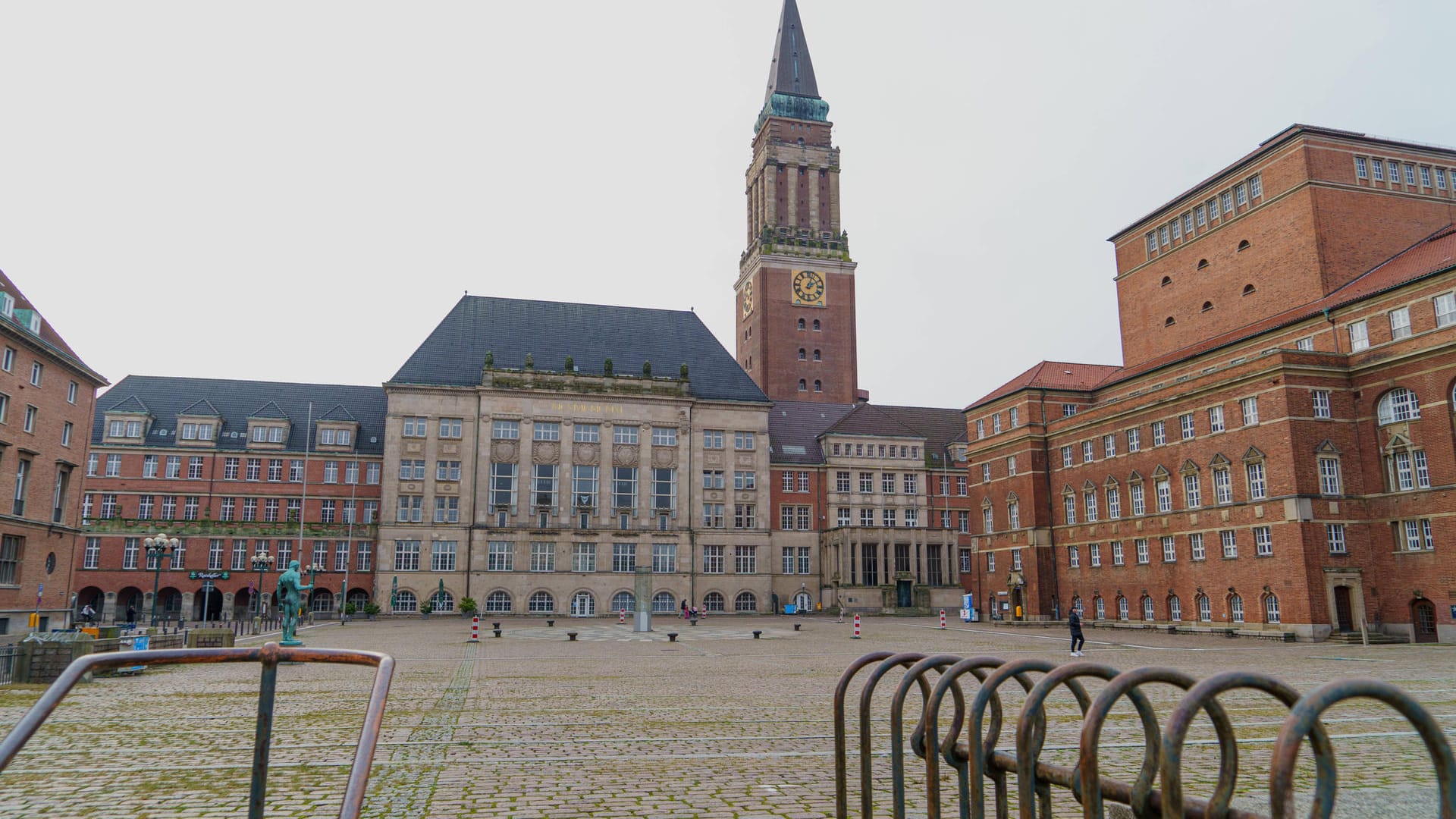 Rathaus in Kiel: Dort war eine 23-Jährige von einem Fahnenmast erschlagen worden, den ein Lkw-Fahrer angefahren hatte. Rathaus in Kiel: Dort war eine 23-Jährige von einem Fahnenmast erschlagen worden, den ein Lkw-Fahrer angefahren hatte.
