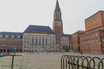 Rathaus in Kiel: Dort war eine 23-Jährige von einem Fahnenmast erschlagen worden, den ein Lkw-Fahrer angefahren hatte.